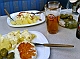 Gordo Bleu med kokt potatis och sardska oliver serveras med en Amstel till, på Stinas restaurang<br />