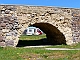 En husbil under romersk bro